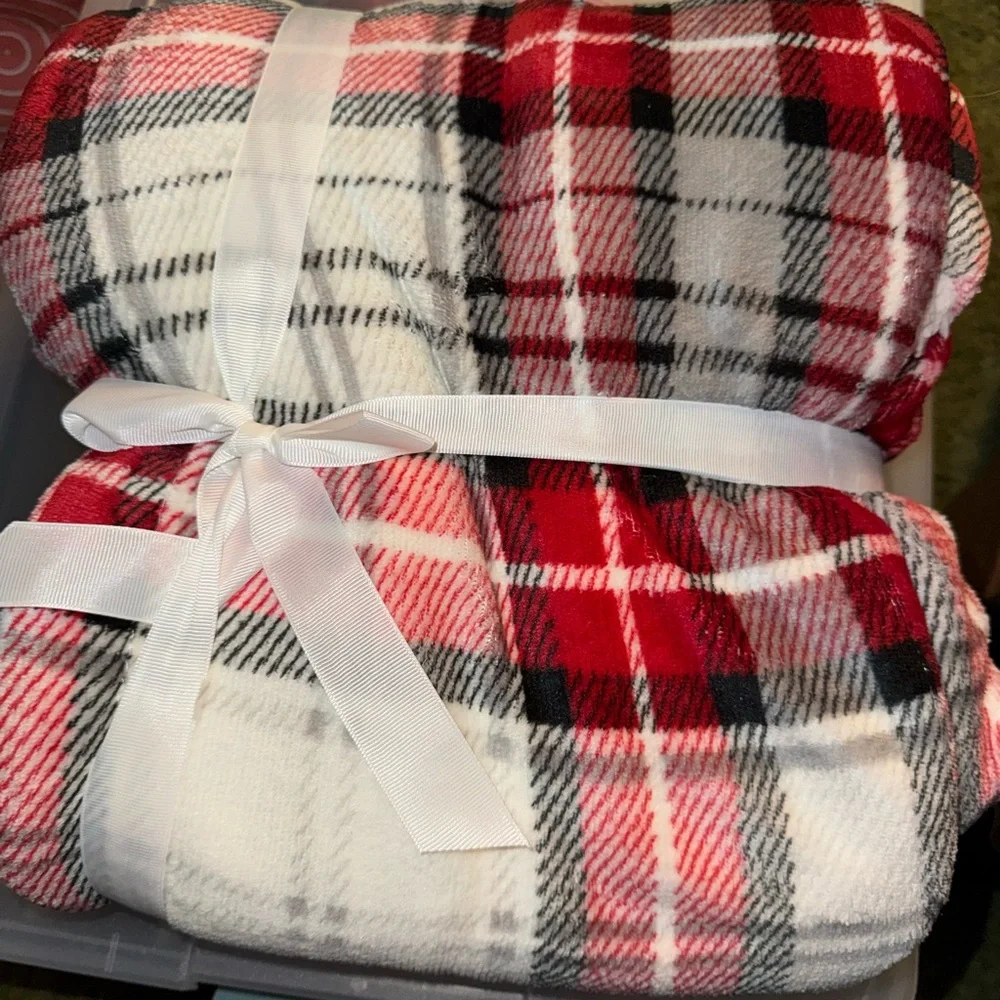 Comfort Bay Red and White Microlight Berber Throw